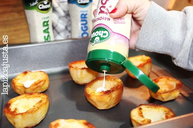 Rellena el hueco de las patatas con un poco de salsa Ajonesa Choví
