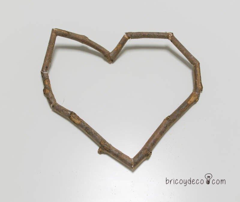 corazón con ramas secas