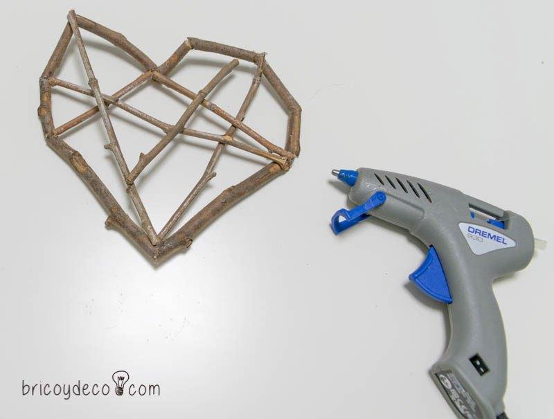 corazón con ramas secas