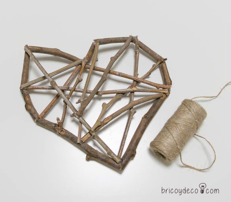 corazón con ramas secas