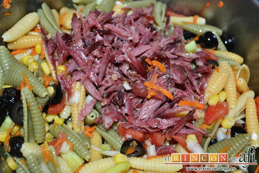 Ensalada de caracolas y confit de pato, añadir la vinagreta y el pato