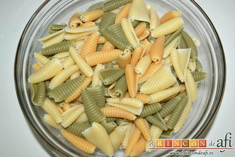 Ensalada de caracolas y confit de pato, cocer la pasta y dejar enfriar