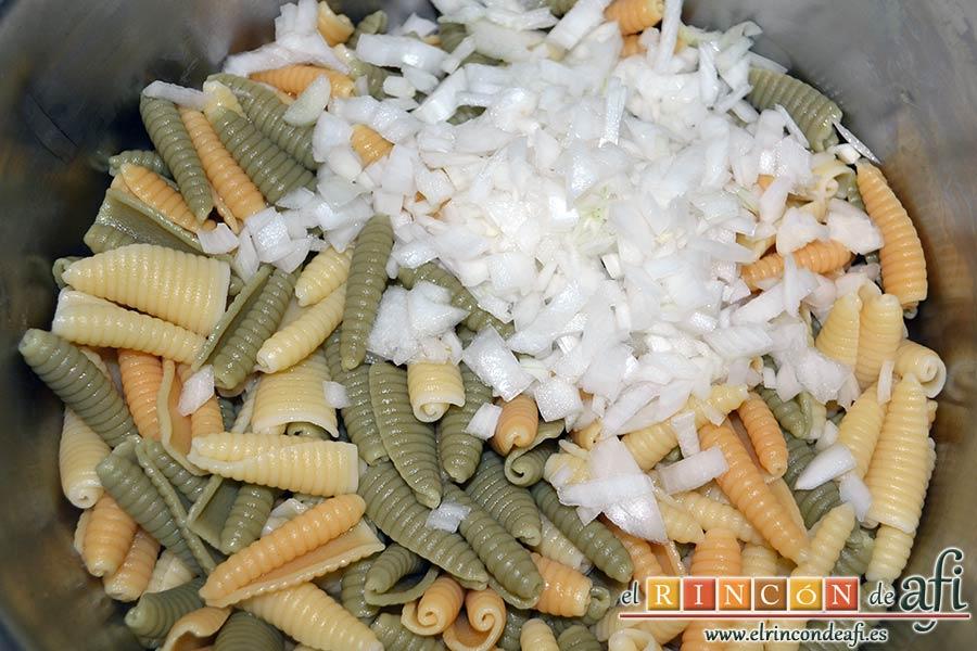 Ensalada de caracolas y confit de pato, añadir la cebolleta troceada