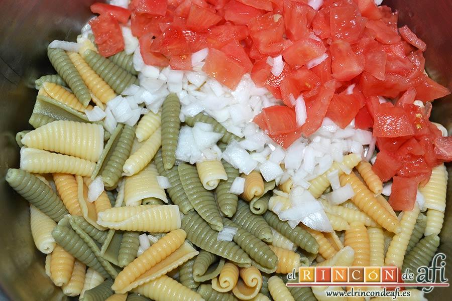 Ensalada de caracolas y confit de pato, pelar y despepitar los tomates, trocearlos y añadirlos