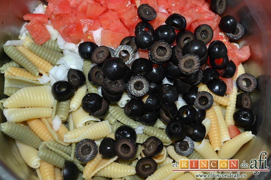 Ensalada de caracolas y confit de pato, cortar por la mitad las aceitunas negras sin hueso y añadir