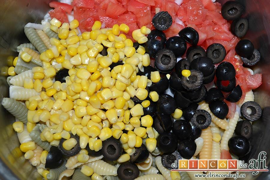 Ensalada de caracolas y confit de pato, escurrir el millo y añadirlo