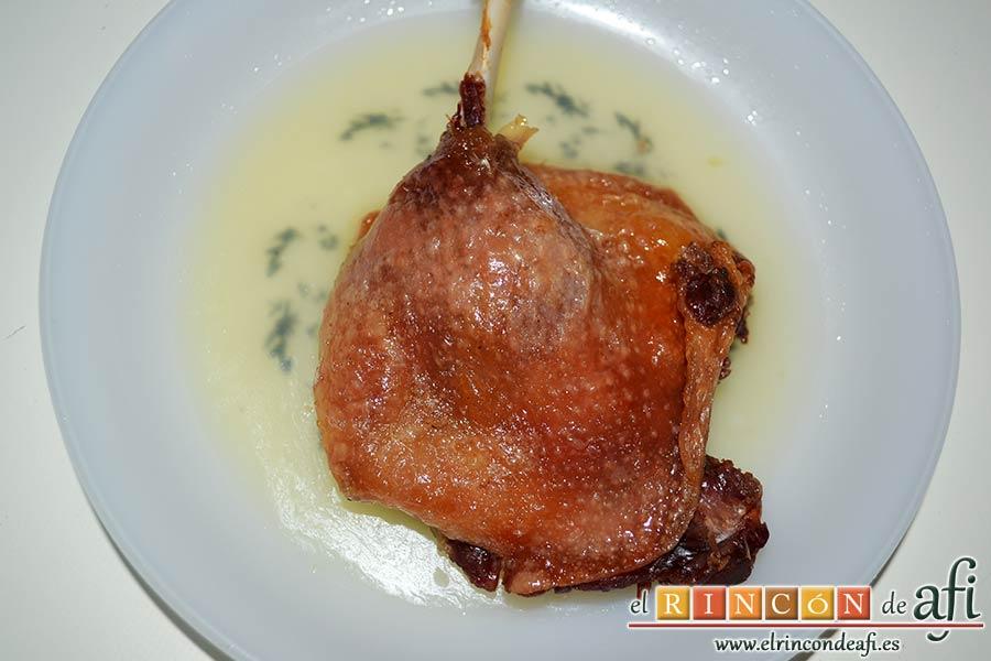 Ensalada de caracolas y confit de pato, retirar la grasa del pato, calentar en microondas y dejar que se atempere