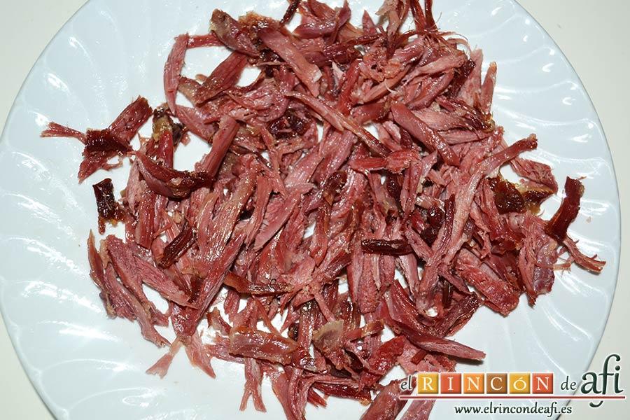 Ensalada de caracolas y confit de pato, retirar piel y grasa y deshilachar