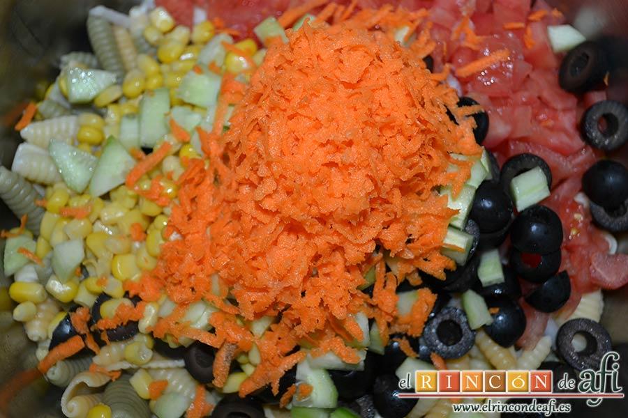 Ensalada de caracolas y confit de pato, añadir a la pasta el pepino troceado y la zanahoria rallada