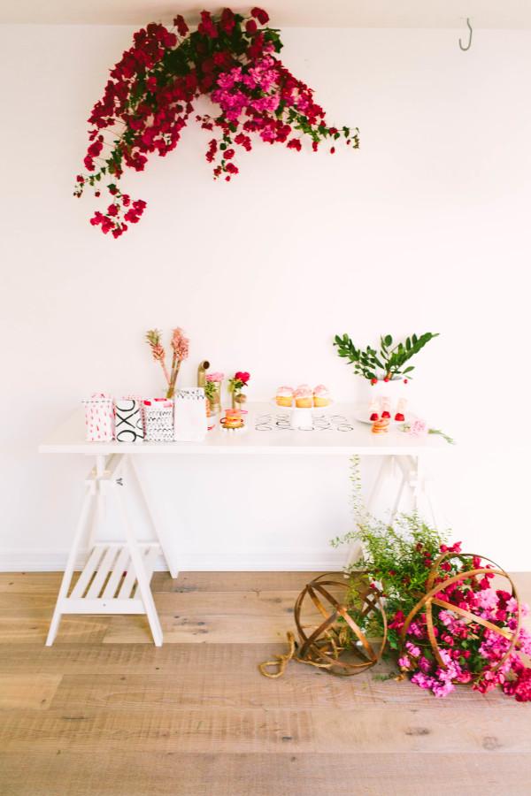 Una Mesa de San Valentín Llena de Color Flores