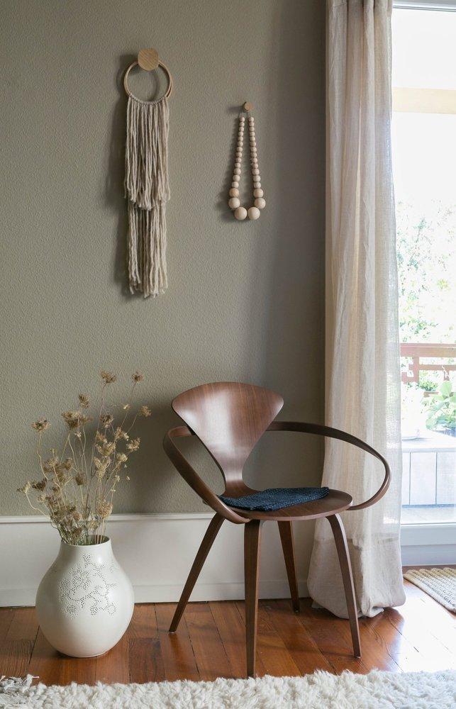 Ricón del dormitorio decorado con una silla de diseño