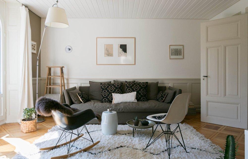 Vista del salóndecorado con muebles de diseño