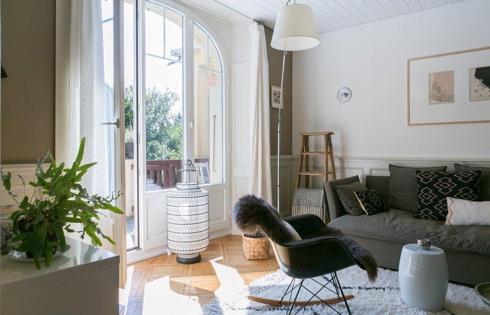 Vistas del salón y los diferentes muebles que lo decoran