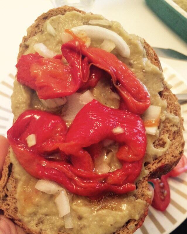 Tostadas de paté de berenjena y pimientos asados