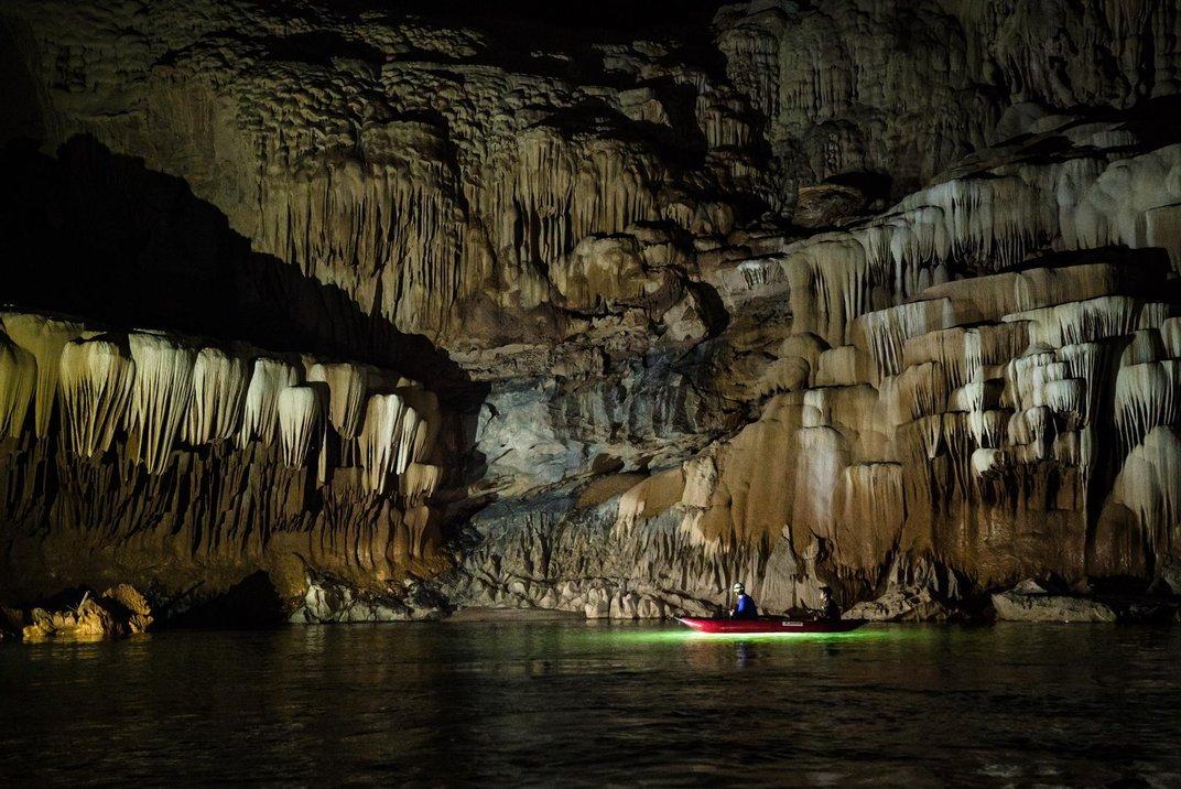 Un viaje por Aire y kayak por Tham Khoun Xe