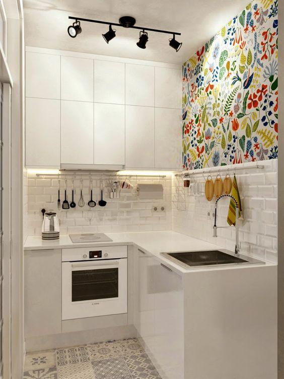 Cocina revestida en blanco con original papel en la pared