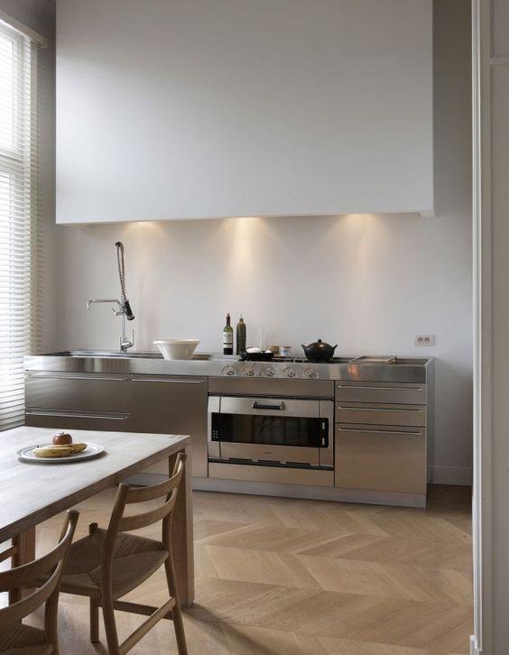 Mini cocina con muebles de acero inoxidable