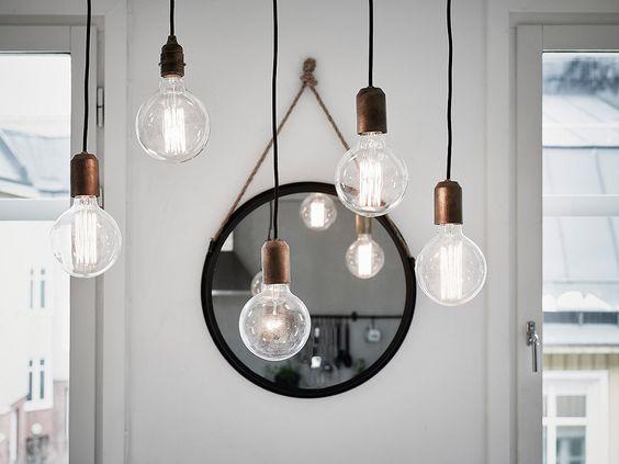 Conjunto de bombillas colgadas del techo