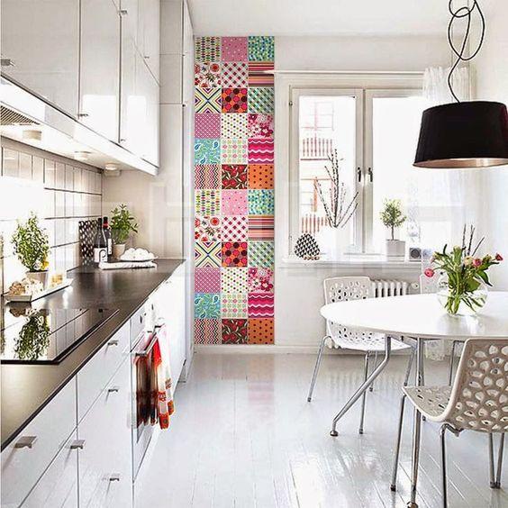 Detalle pared decorada con papel pintado de colores vivos