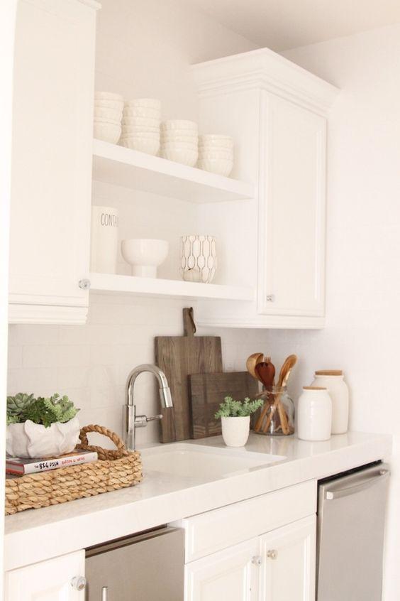 Detalle cocina con baldas decorativas