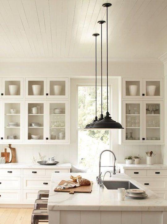 Cocina con muebles blancos con molduras