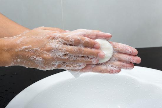 Lavare le mani con il sapone