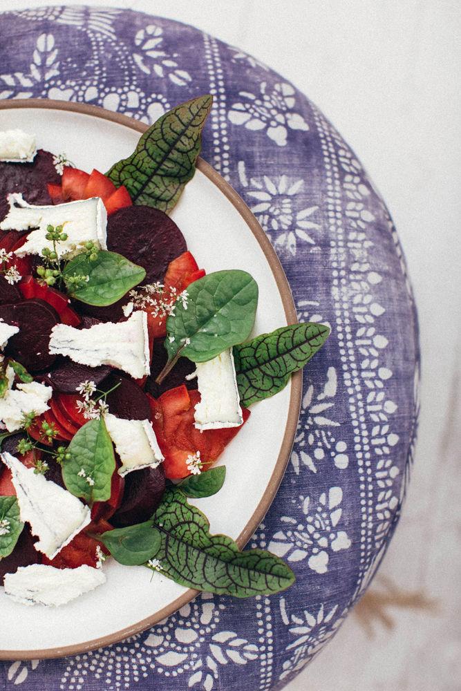 Ensalada y platos para la fiesta