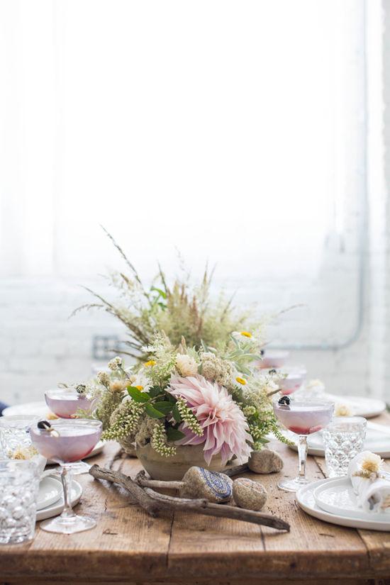Detalle floral que decora la mesa de fiesta