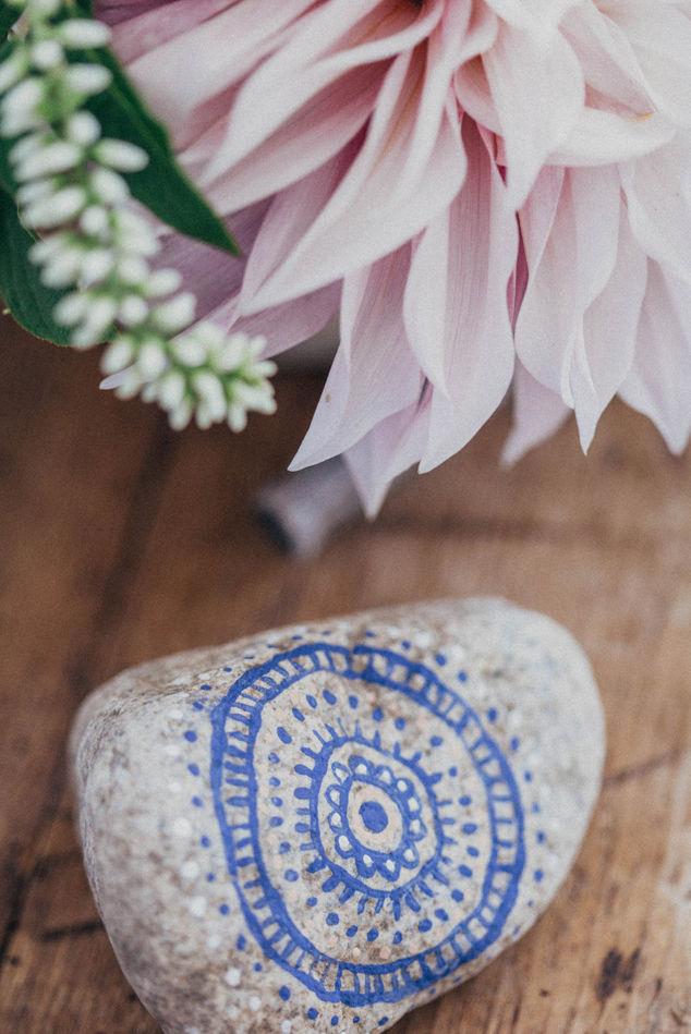 Detalle de una piedra decorada con pintura