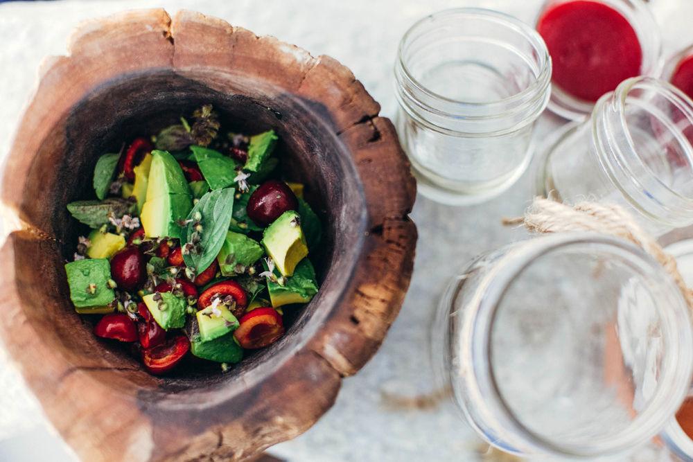 Detalle de fuentes y comida para la fiesta