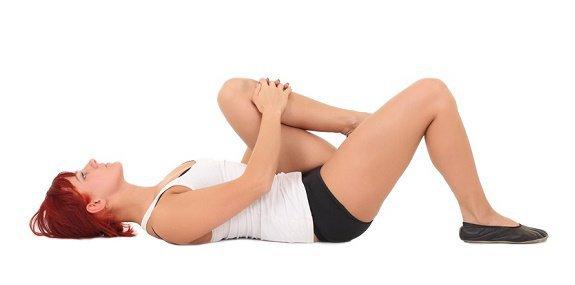 Ejercicios de Yoga rodillas sobre el pecho