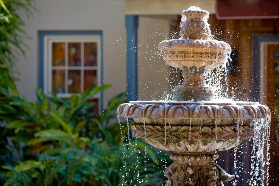 Tipos de agua adecuados para usar en una fuente de jardín.