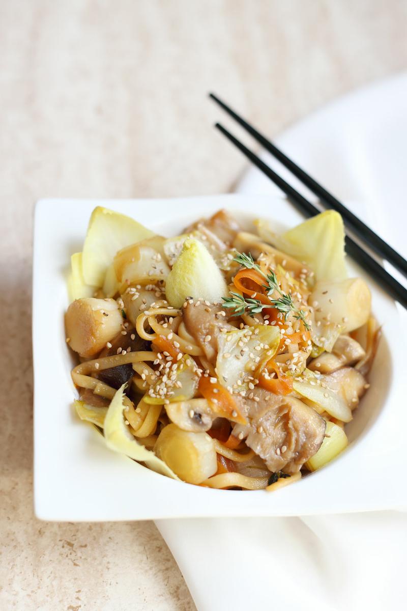 Wok de tallarines con endivias y setas shiitake