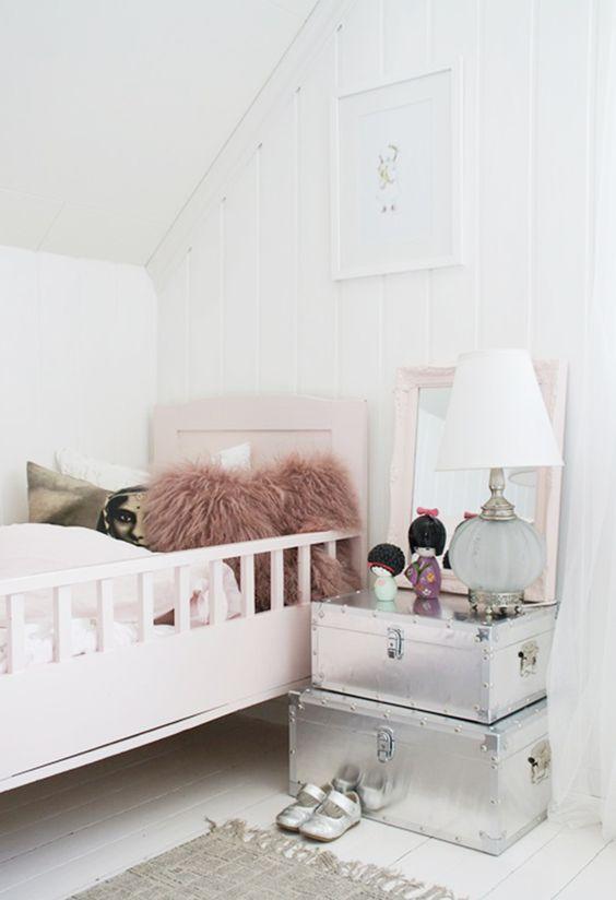 Dormitorio de estilo romántico iluminado con lámpara sobremesa