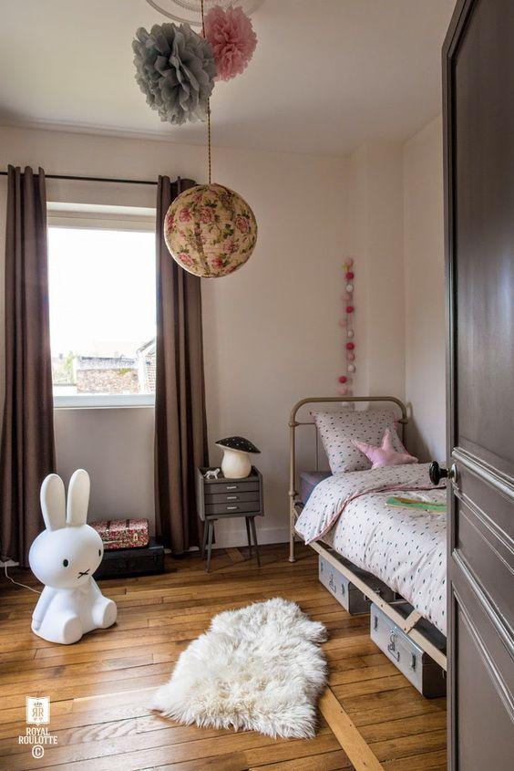 Dormitorio infantil decorado con diferentes tipos de iluminación