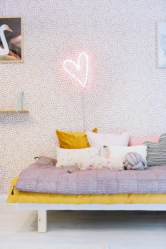Detalle de un corazón iluminado que decora la pared del dormitorio