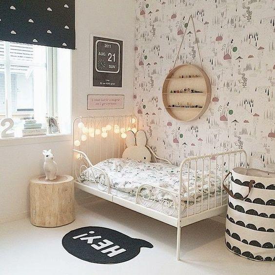 Guirnalda de luces que decora el cabecero de este dormitorio infantil