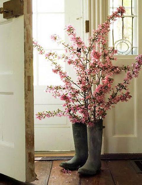 DIY centro de flores con botas de agua