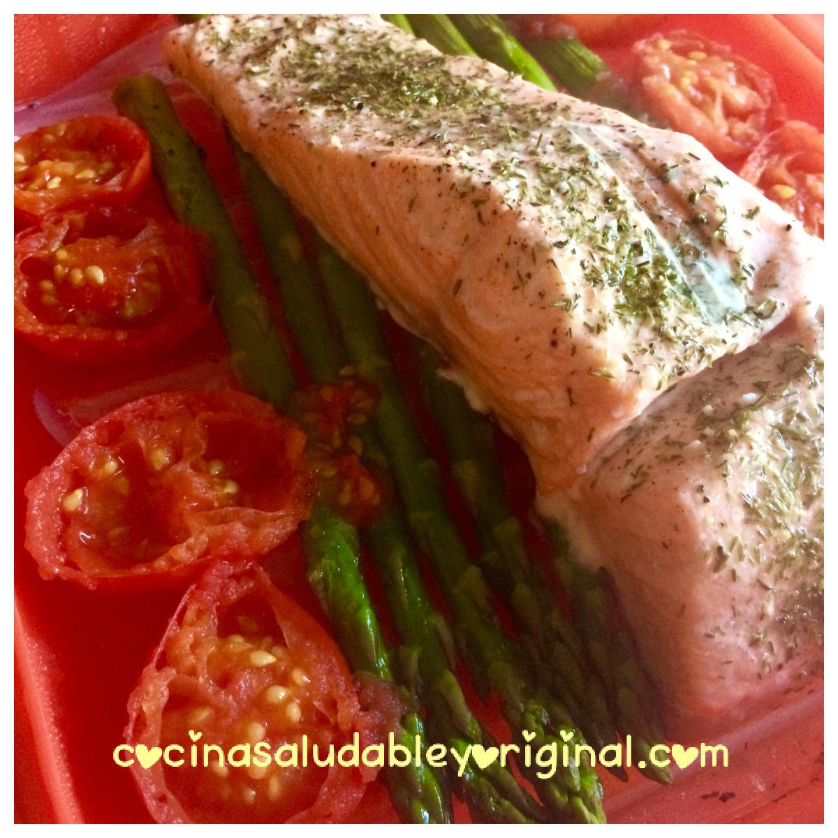 Salmón, esparrágos y cherrys Lékué