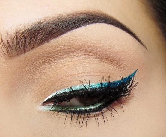 metallic-blue-eyeliner