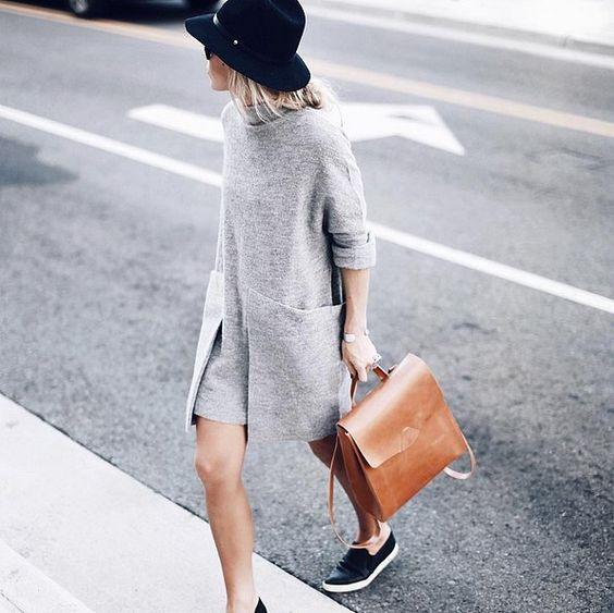 sneakers-negras-con-vestido-gris