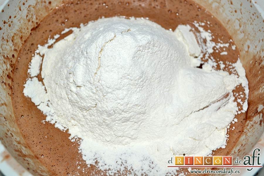 Tarta Guinness, añadirlas tamizadas a la mezcla