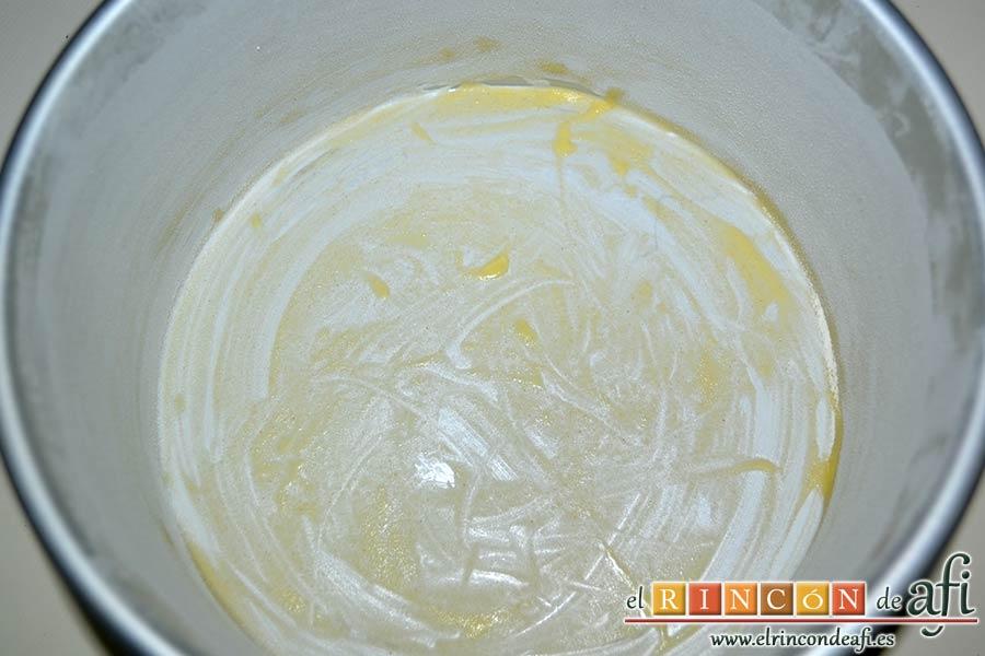 Tarta Guinness, encamisar el molde con mantequilla y harina