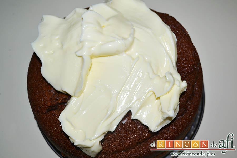 Tarta Guinness, desmoldar la tarta y cubrir con el frosting