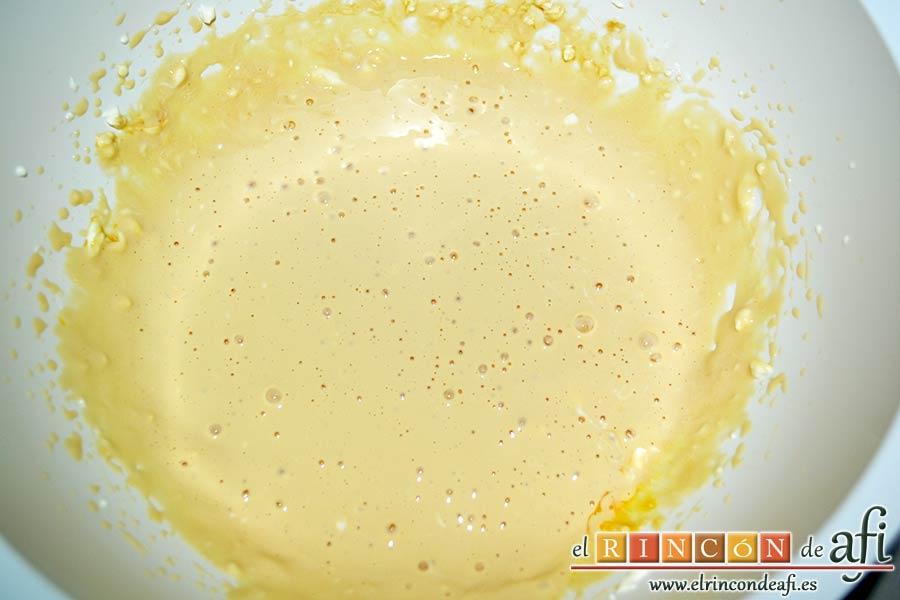 Tarta Guinness, mezclamos con unas varillas eléctricas