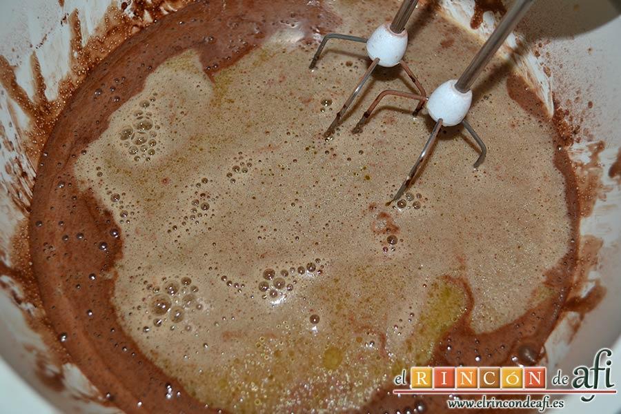 Tarta Guinness, añadir la mezcla de mantequilla con cerveza y seguir batiendo