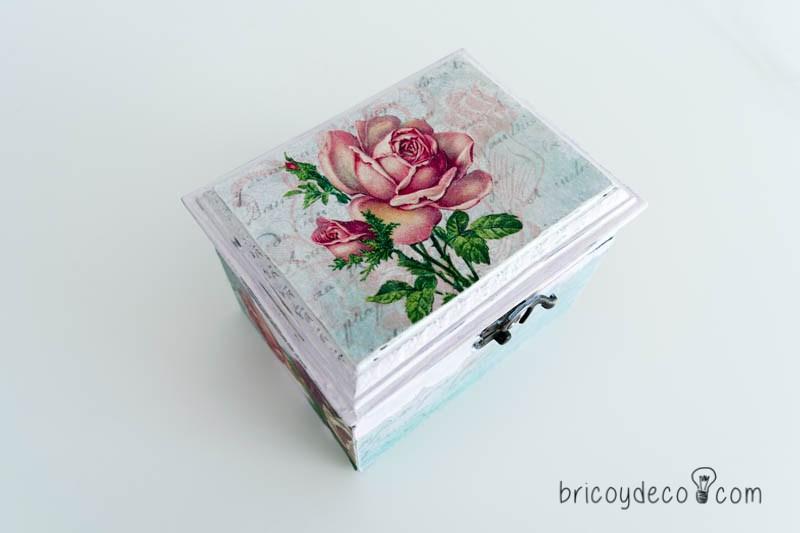 reciclar una caja con decoupage