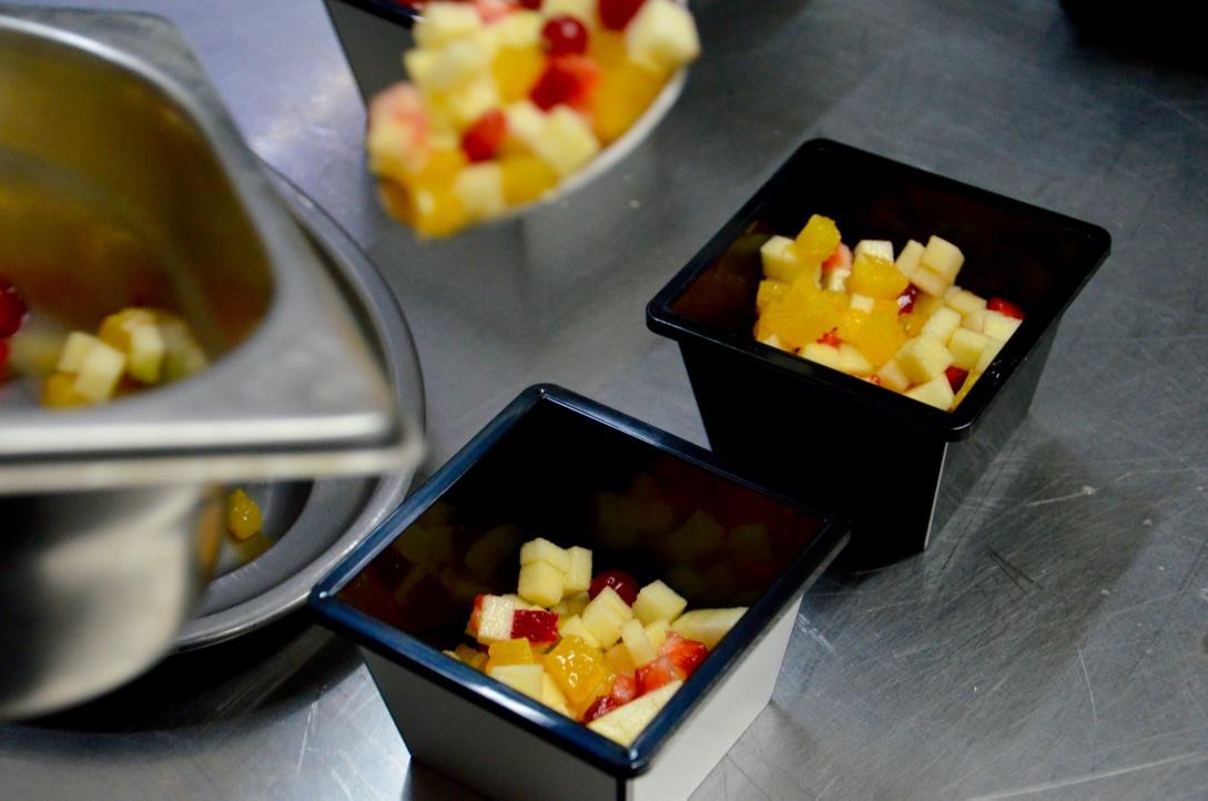 cocina profesional con microondas probando fruta natural