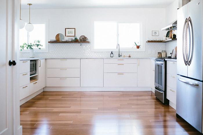 Vista de la cocina reformada en forma de U
