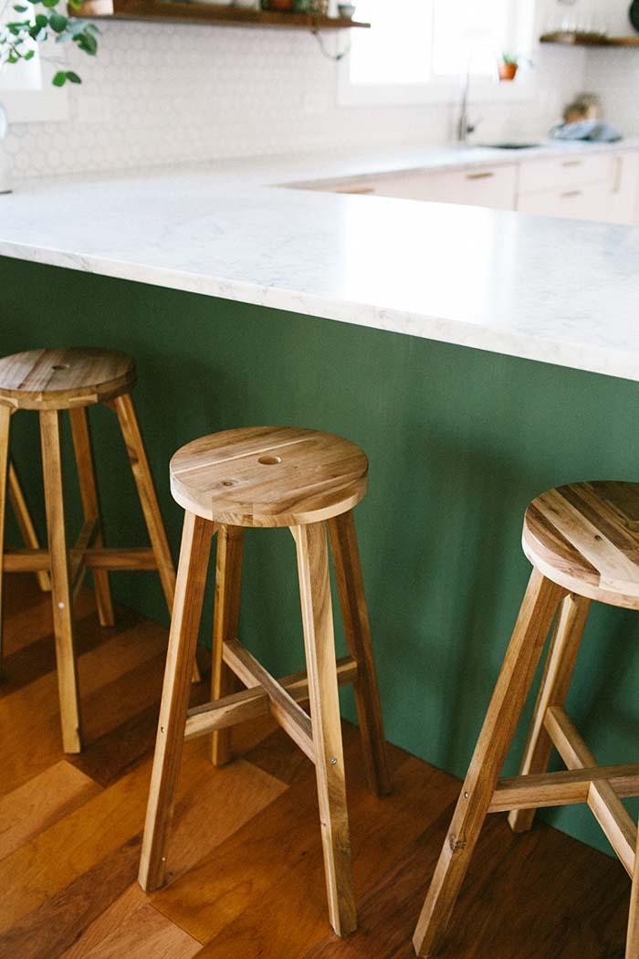 Detalle de la barra y taburetes del espacio office de la cocina reformada